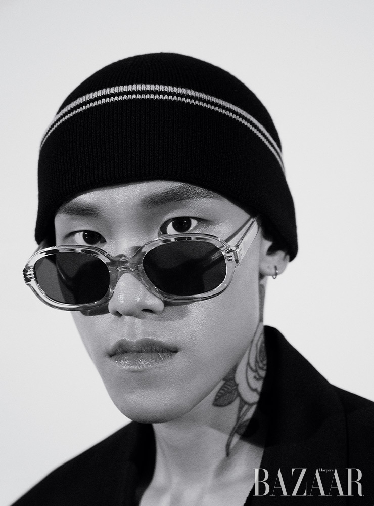 블레이저는 Millin. 비니는 Fredperry. 선글라스는 Moscot.