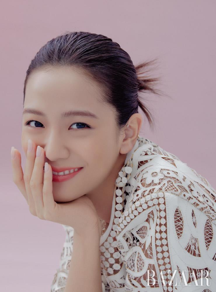 지수의 상큼한 미소를 돋보이게 하는 립 제품은 ‘디올 어딕트 립 글로우 오일’ #012 로즈우드. 전 세계적으로 사랑받는 디올 립 글로우의 리퀴드 버전으로 유리알처럼 매끄럽고 도톰한 입술을 만든다. ‘디올 포에버 스킨-케어링 파운데이션’ 글로우 피니쉬를 사용해 벨벳 피부를 연출하고, 아이 메이크업은 생략해 반짝이는 입술을 강조했다.