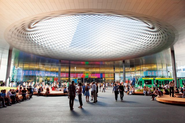 아트바젤/디자인 마이애미. 전 세계 갤러리스트와 컬렉터, 큐레이터들을 한자리에 모으는 아트바젤과 디자인 마이애미가 열리는 컨벤션 센터, 메세 바젤. 아트바젤뿐 아니라 시계 박람회와 주얼리 박람회를 비롯한 크고 작은 전시가 이곳에서 열린다.