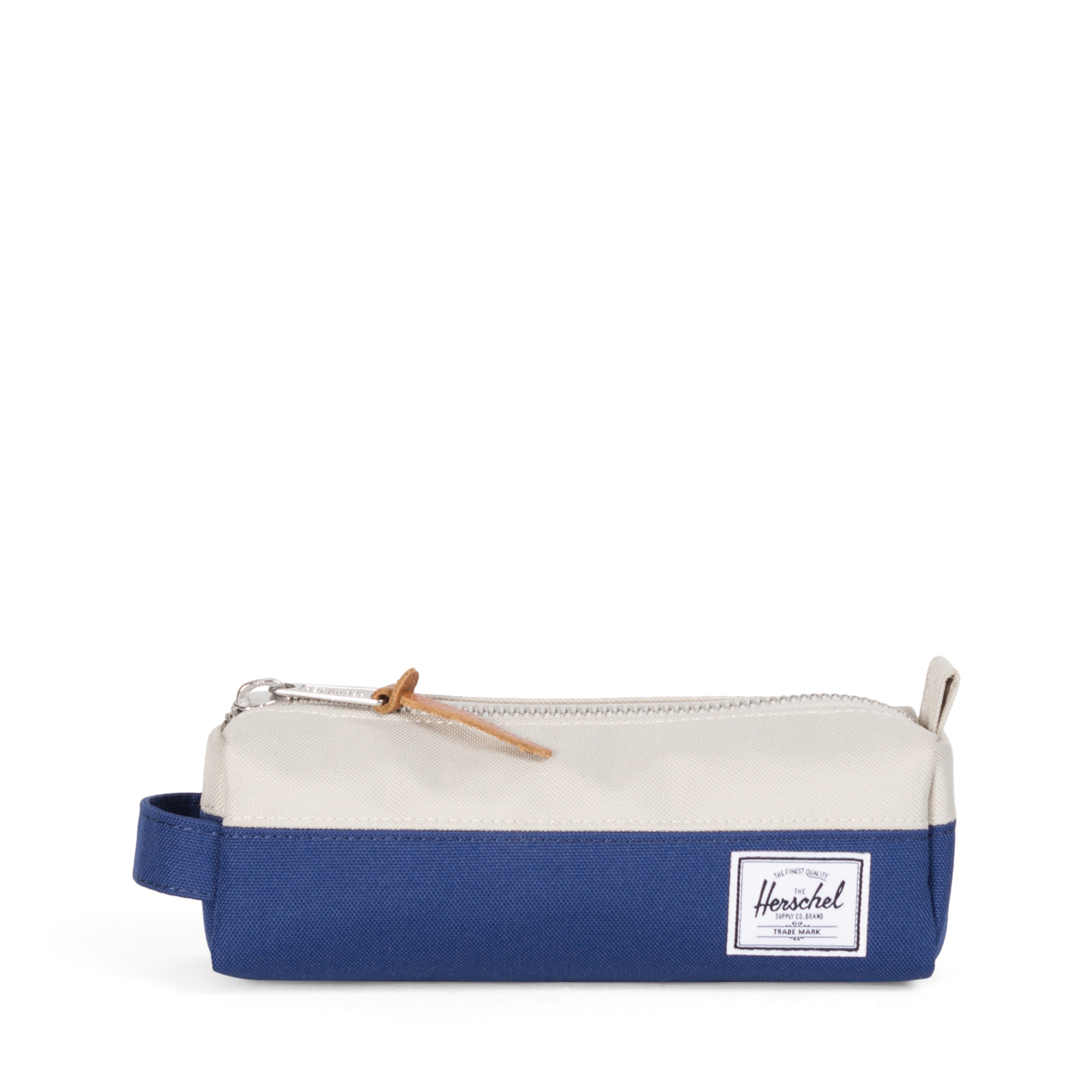 투톤으로 배색된 캔버스 소재의 필통은 2만9천원으로 Herschel Supply 제품.