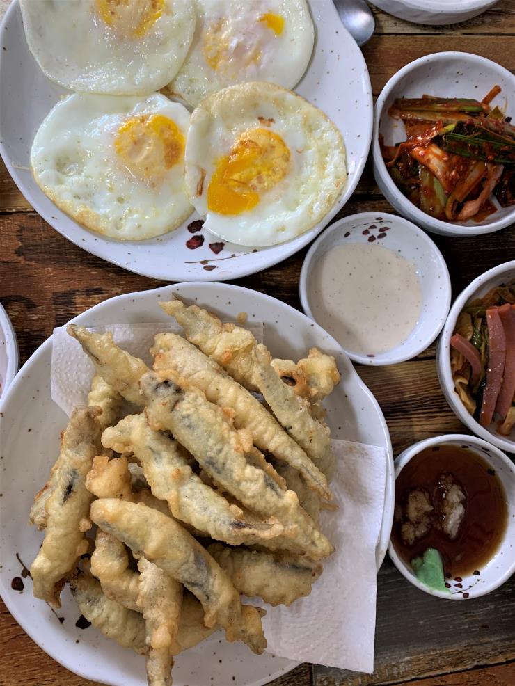 고추냉이 간장 소스에 찍어 먹는 멜튀김