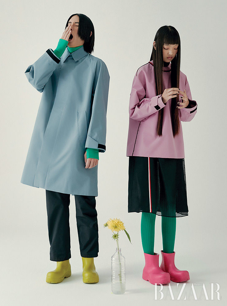 왼쪽 모델이 입은 재생 나일론 에코닐을 사용한 재킷, 터틀넥, 팬츠는 모두 가격 미정 Prada. 100% 생물 분해성 바이오 폴리머 소재의 ‘BV 퍼들’ 부츠는 79만원 Bottega Veneta. 오른쪽 모델이 입은 에코닐로 만든 톱, 드레스, 스타킹은 모두 가격 미정 Prada. ‘BV 퍼들’ 부츠는 79만원 Bottega Veneta.