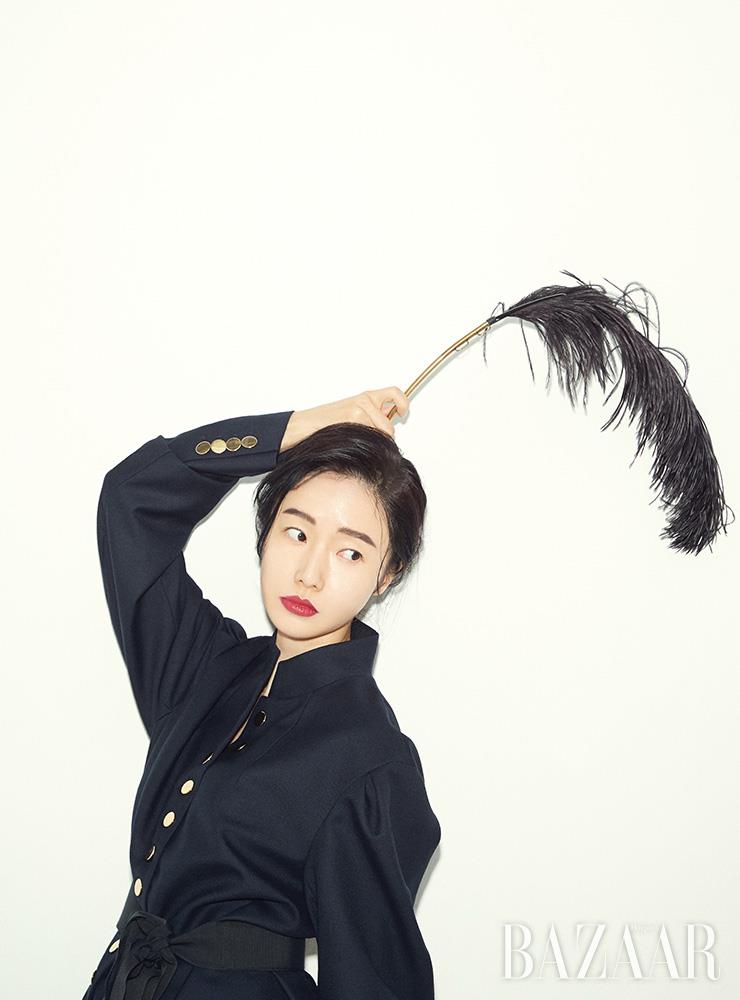 상의, 깃털 헤어 피스는 모두 Dries Van Noten.