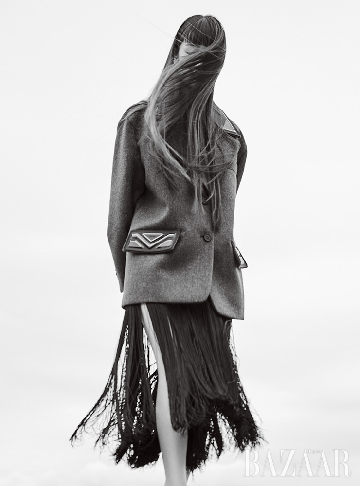 오버사이즈 재킷, 프린지 스커트는 모두 Prada.