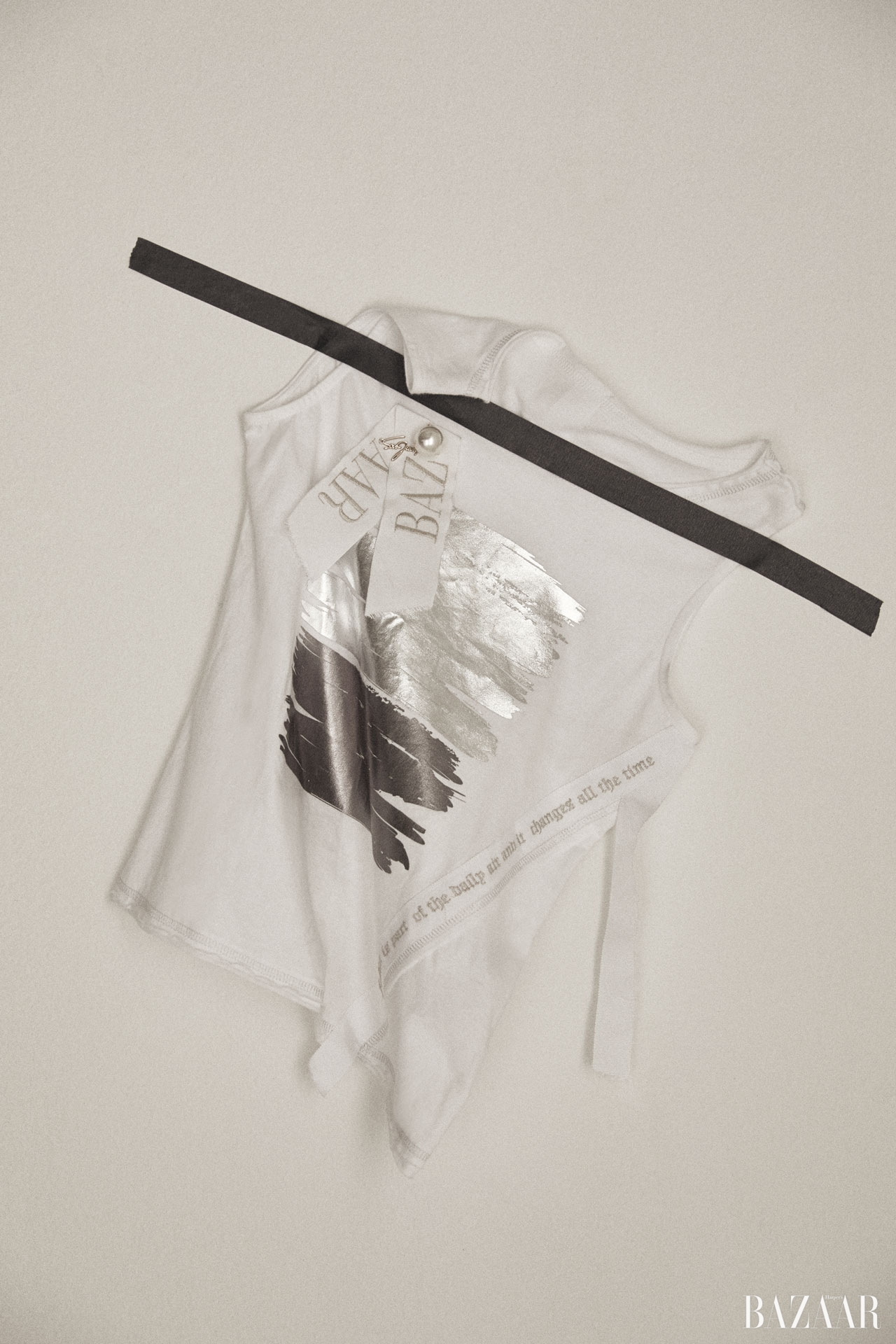 회화적인 프린트에 진주, 비즈, 리본 등 로맨틱한 디테일이 가미된 슬리브리스 티셔츠는 Son Jung Wan 제품.