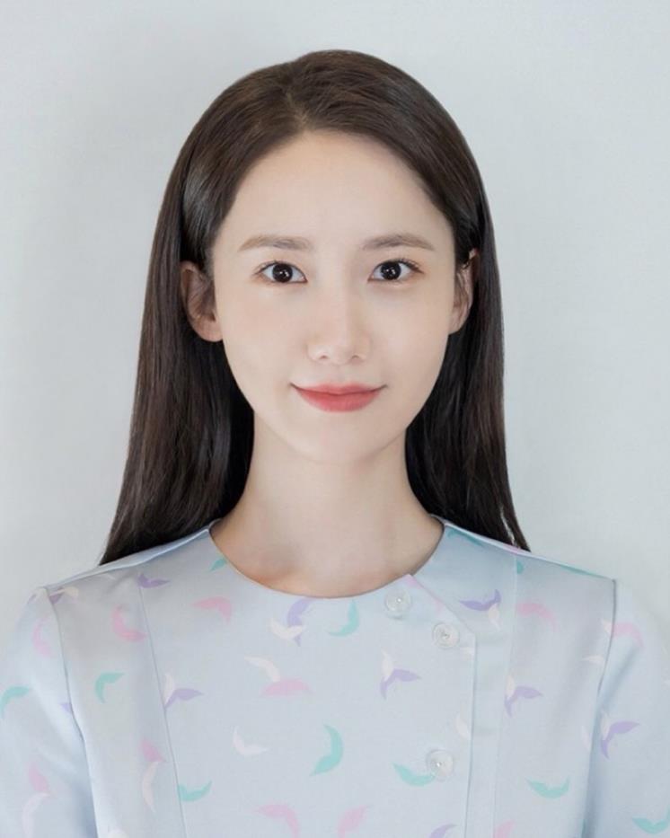 드라마 촬영하며 찍은 윤아의 증명 사진(@limyoona_official)