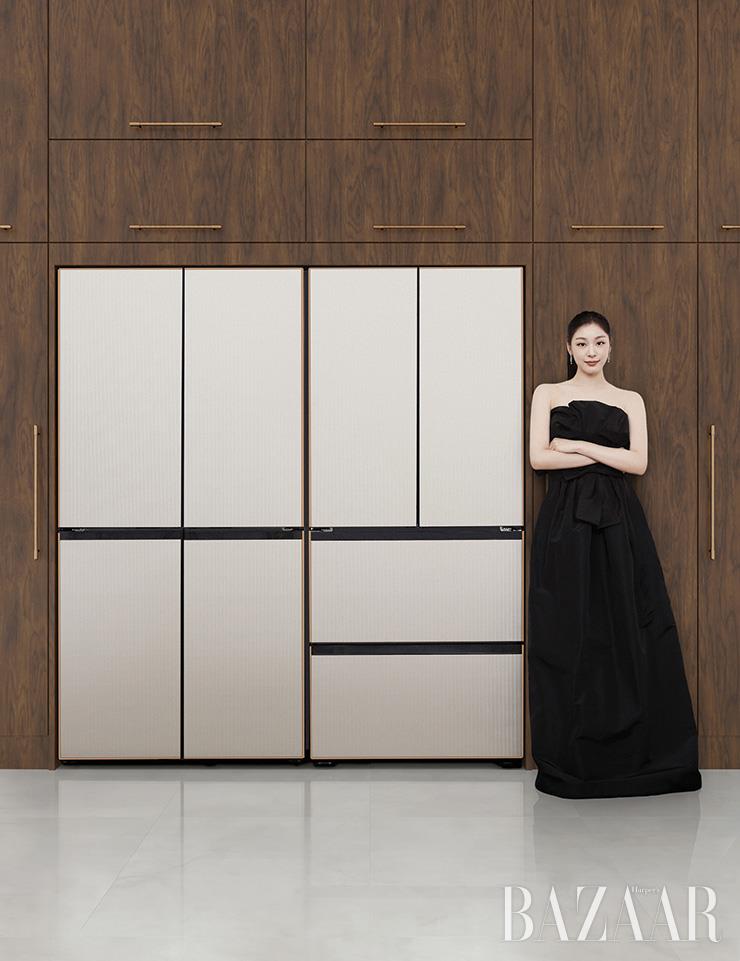 삼성 비스포크 냉장고 4도어 키친핏 Infinite Line, 비스포크 김치플러스 4도어 키친핏 Infinite Line 모두 삼성전자. 블랙 드레스는 Oscar de la Renta by Soyoo Bridal. 귀걸이와 반지는 모두 Tani by Minetani.