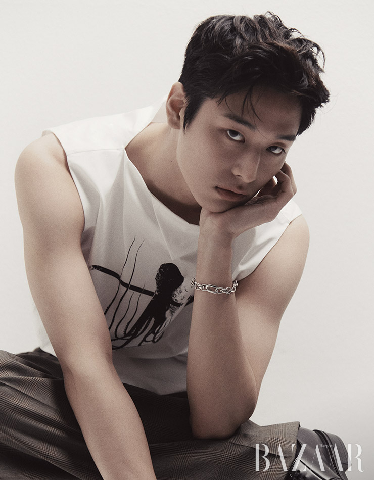 슬리브리스, 팬츠, 로퍼는 모두 Prada. 실버 브레이슬릿은 Hei. 
