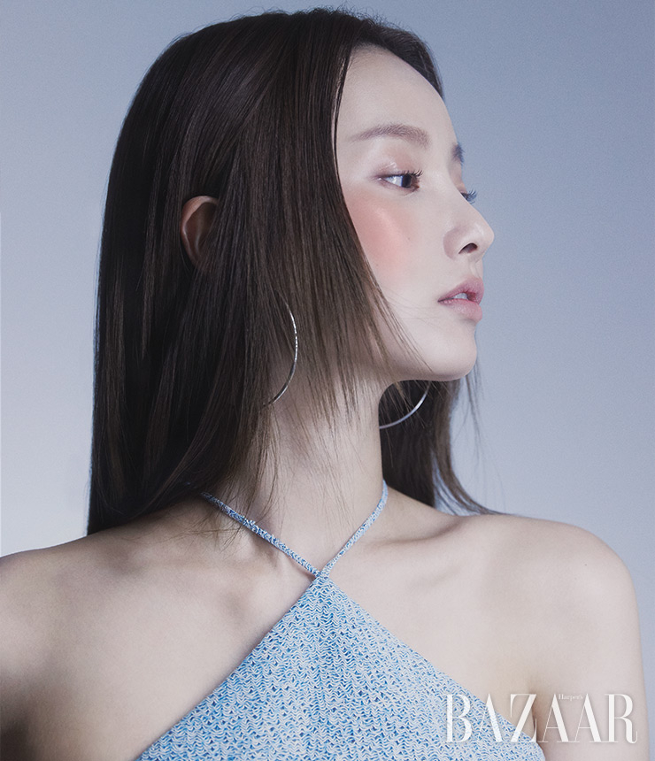 드레스는 Ych. 귀고리는 스타일리스트 소장품.