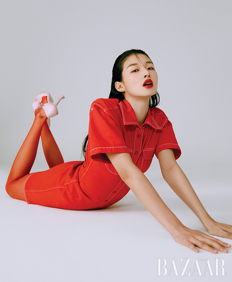 셔츠 드레스는 1백49만원 Off-White™. 샌들은 Prada.