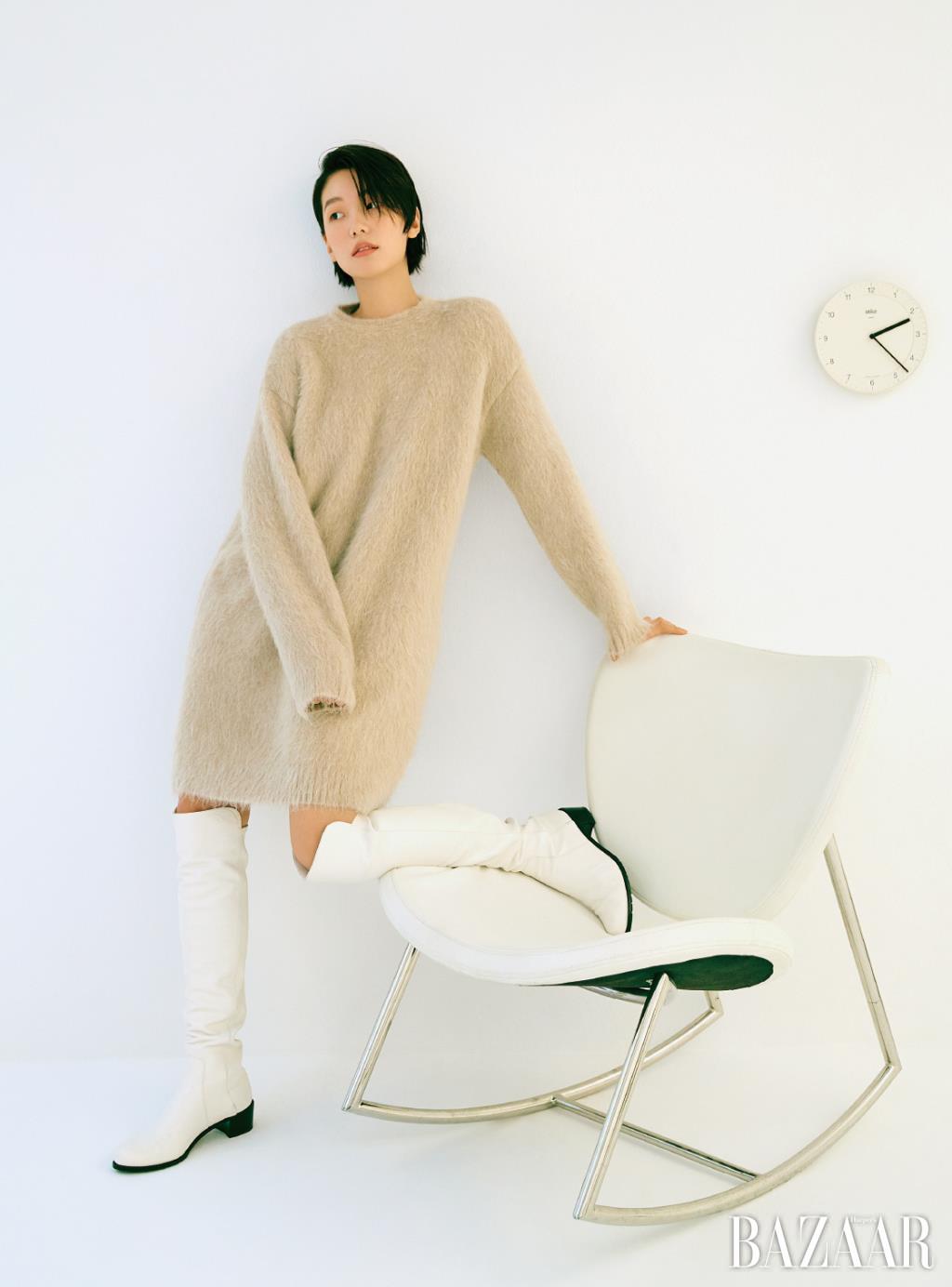 벌키한 니트 스웨터는 MaxMara. 사이하이 부츠는 Stuart Weitzman. 