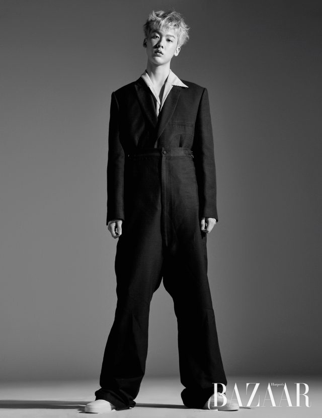 수트, 스트라이프 셔츠는 모두 87mm, 스니커즈는 Vans 제품.