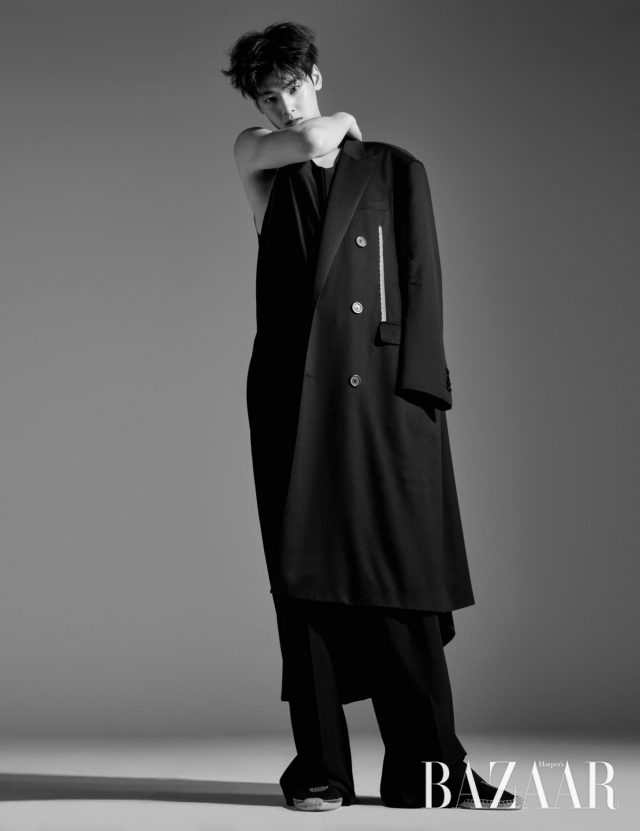 더블 롱 코트는 Lanvin 제품.