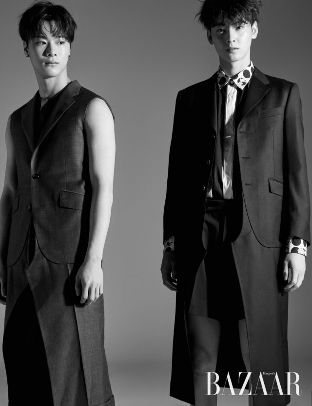 (왼쪽부터) 문빈이 입은 베스트 재킷은 Junya Watanabe by Comme des Garçons, 롱 셔츠는 A.AV, 팬츠는 Customellow 제품.차은우가 입은 롱 재킷은 Junya Watanabe by Comme des Garçons, 셔츠는 Comme des Garçons, 쇼츠는 Ordinary People 제품.