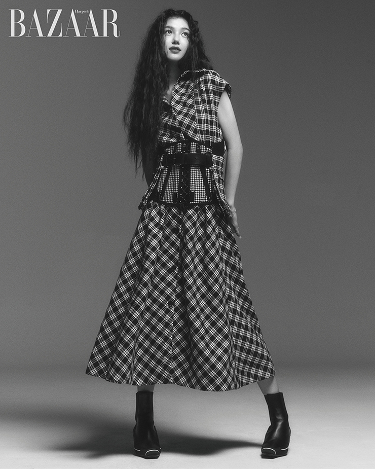 다니엘이 입은 체크 드레스, 뷔스티에, 팔찌, 앵클부츠는 모두 Dior.