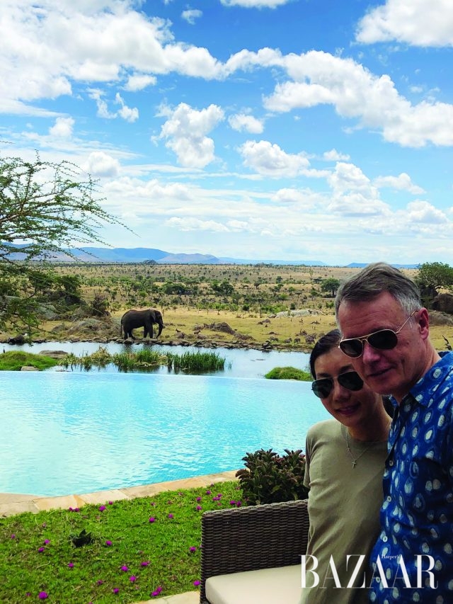 포시즌스 사파리 로지 호텔. 호수 건너편으로 코끼리의 모습이 보인다.