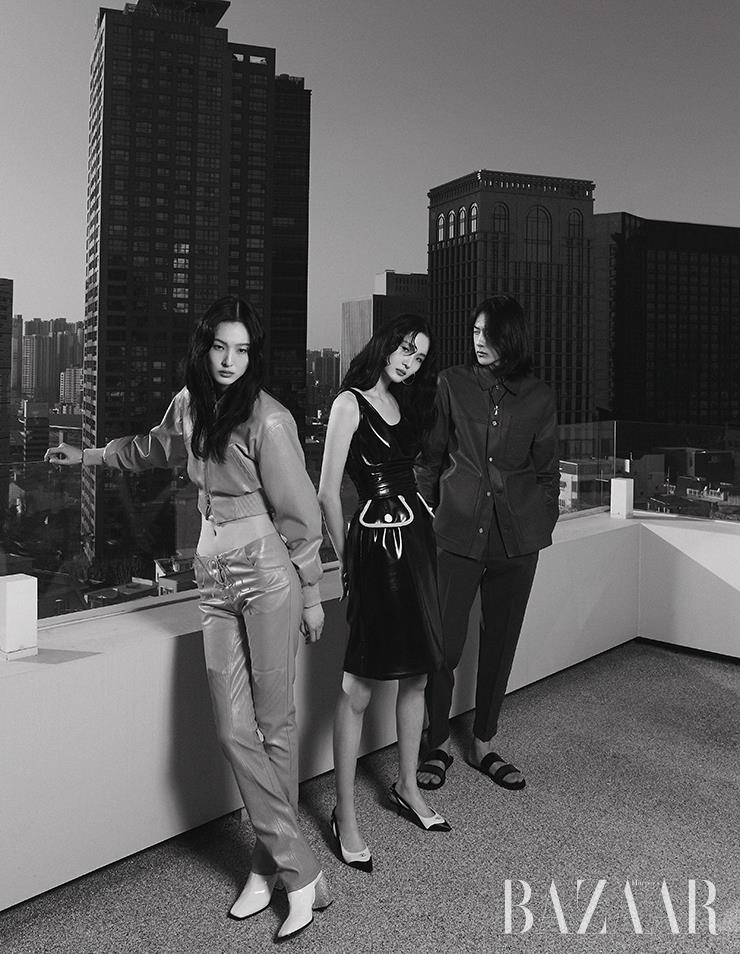  (왼쪽부터) 서현이 입은 블루종, 팬츠는 Blumarine. 슈즈는 Jimmy Choo. 서윤이 입은 원피스, 슈즈, 액세서리는 모두 Louis Vuitton. 태희가 입은 셔츠, 팬츠, 슈즈는 모두 Berluti. 액세서리는 Chrome Hearts. 