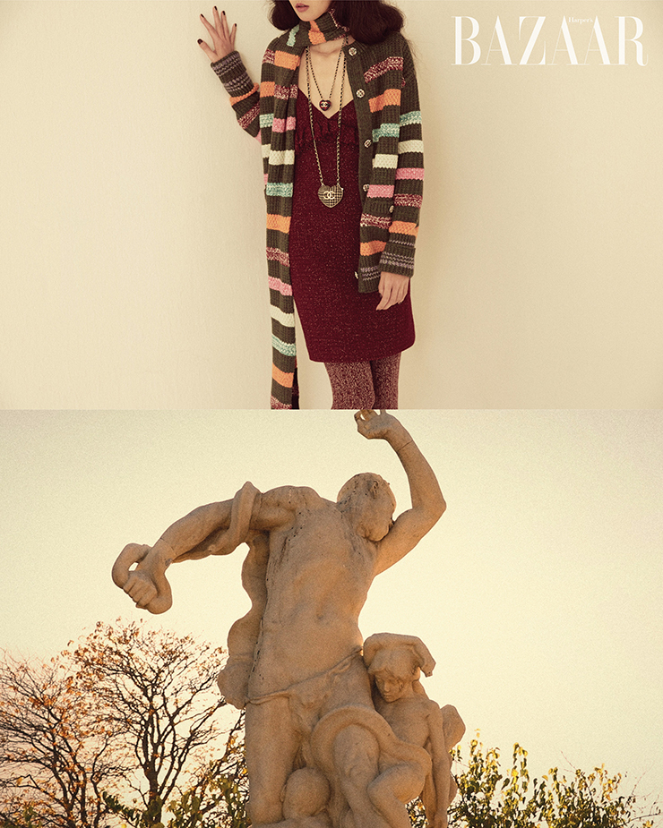 스트라이프 카디건, 트위드 드레스, 머플러, 레이어드한 하트 참 목걸이, 사이하이 삭스는 모두 Chanel.