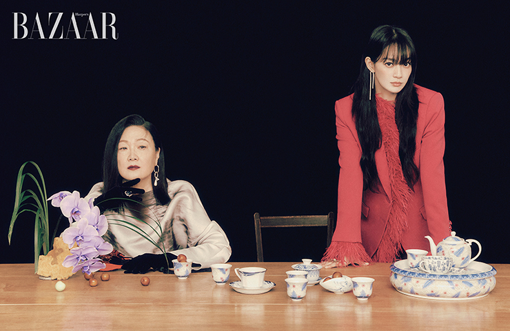  김해숙이 착용한 드레스는 Loewe. 귀고리는 Lost In Echo. 장갑은 스타일리스트 소장품. 신민아가 착용한 재킷, 팬츠는 Michael Kors. 귀고리, 반지는 Didier Dubot.