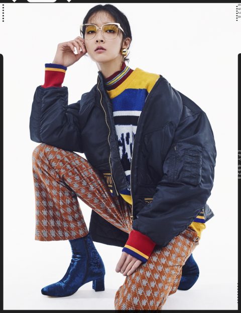 소매에 컬러 포인트를 더한 점퍼는 14만8천원, 레터링이 담긴 니트 톱은 7만9천원, 이너로 매치한 스트라이프 터틀넥은 3만9천원, 패턴 팬츠는 14만8천원으로 모두 Mimicawe, 안경은 23만5천원으로 Trity, 귀고리는 28만9천원으로 Eenk, 벨벳 앵클부츠는 가격 미정으로 Suecomma Bonnie 제품.