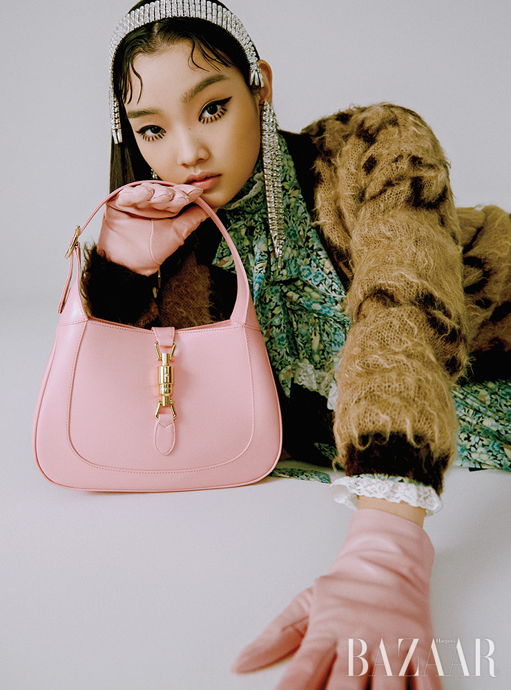 드레스, 카디건, ‘재키 1961’ 스몰 백, 헤어밴드, 귀고리, 장갑은 모두 Gucci.