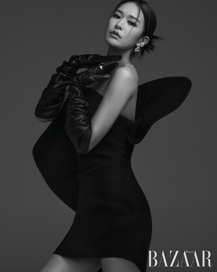 드레스는 Saint Laurent by Anthony Vaccarello. 귀고리 1064studio. 반지는 HeradixAmondz. 장갑은 스타일리스트 소장품. 