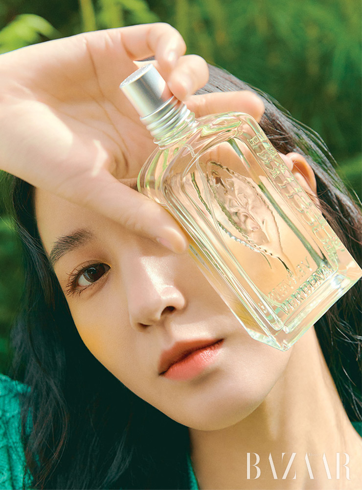 V넥 니트는 스타일리스트 소장품.