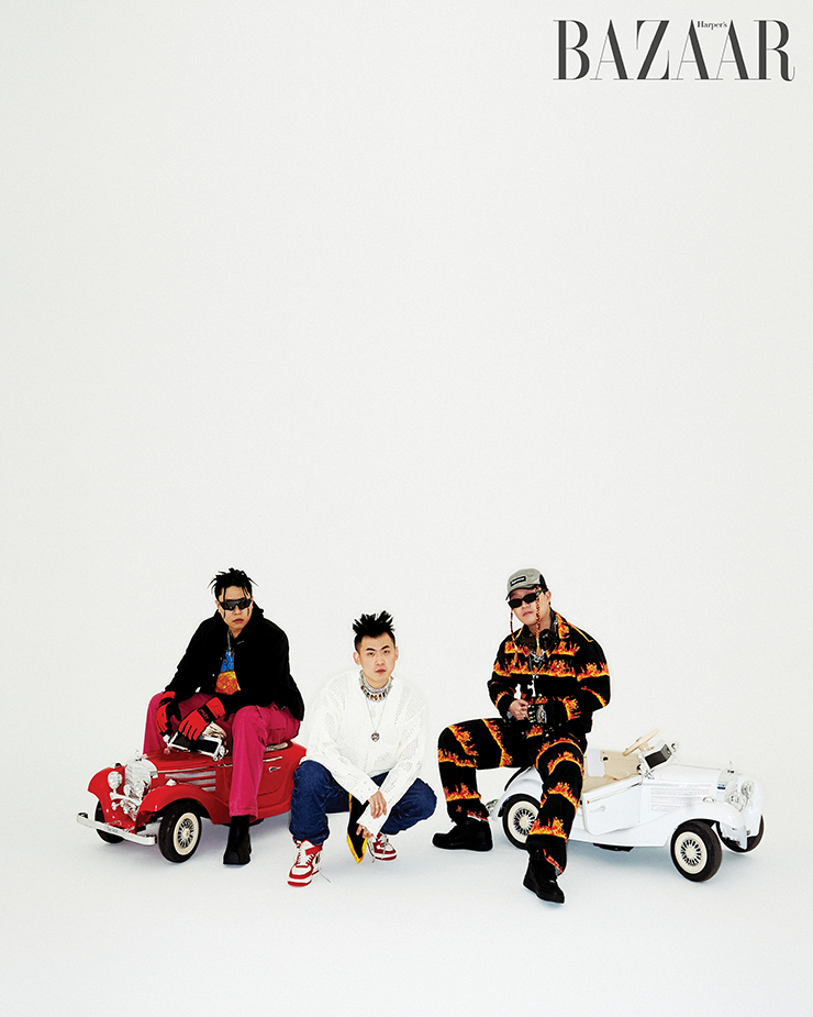 이용주 팬츠는 Stussy. 선글라스, 장갑은 Oakley. 티셔츠, 재킷, 슈즈는 모두 스타일리스트 소장품. 김민수 니트는 Thug Club. 데님 팬츠는 Nomanual. 스카프는 CosxYeboah. 목걸이는 Bell&Nouveau, 스타일리스트 소장품. 슈즈는 Nike. 반지는 스타일리스트 소장품. 정재형 재킷, 팬츠는 Thug Club. 모자는 Supreme. 고글은 Oakley. 선글라스는 Gentle Monster. 벨트는 Diesel. 슈즈는 Nike.티셔츠, 목걸이, 장갑, 반지는 모두 스타일리스트 소장품. 