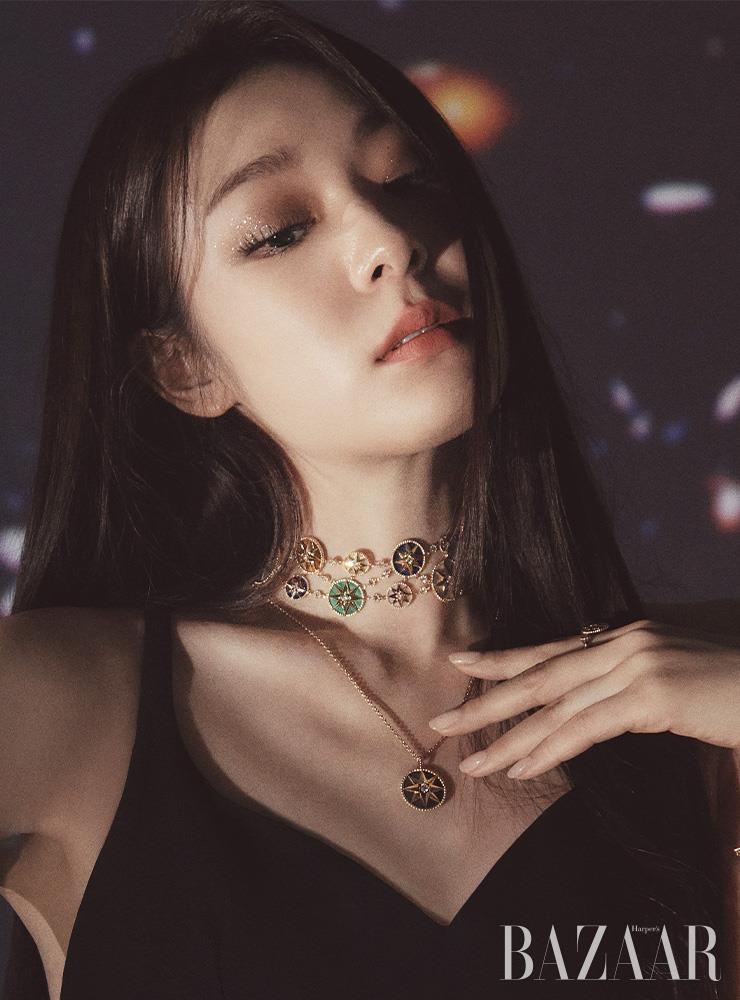 다채로운 원석이 세팅된 ‘로즈 드 방’ 컬렉션의 초커, 링, 성공을 기원하는 오닉스를 소재로 한 펜던트 네크리스는 모두 Dior Joaillerie. 드레스는 Dior.