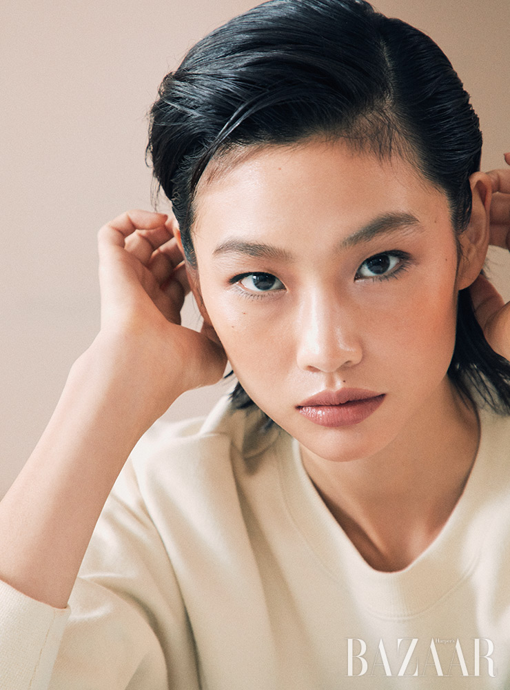 태양빛을 머금은 듯 건강하고 윤기 있는 피부는 샤넬 ‘레 베쥬 헬시 글로우 모이스처라이징 파운데이션’으로 완성했다. 수분감이 충만한 제형이 피부에 흡수되면 공기처럼 가볍게 느껴진다. 스웨트셔츠는 Chanel. 데님 팬츠는 Greyyang.
