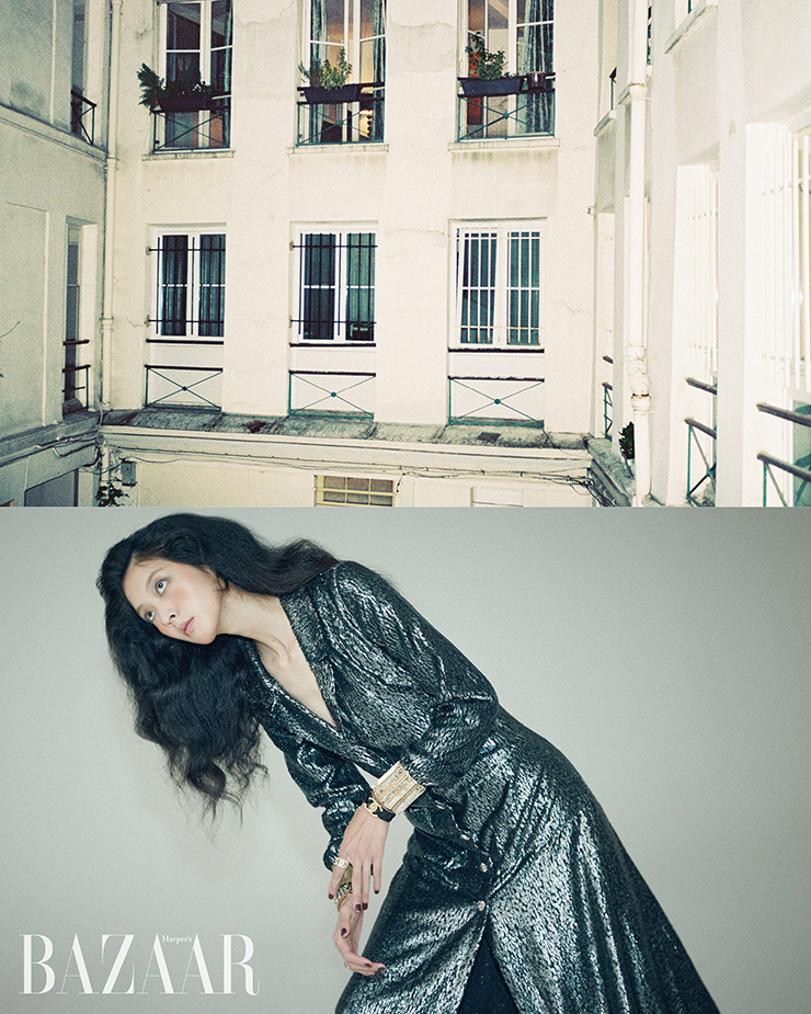 이리디센트 드레스, 양손에 착용한 반지, 뱅글은 모두 Chanel.