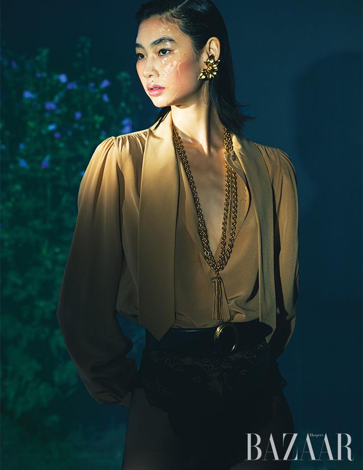 블라우스, 레이스 브리프, 귀고리, 골드 태슬 목걸이, 벨트, 스타킹은 모두 Saint Laurent by Anthony Vaccarello.