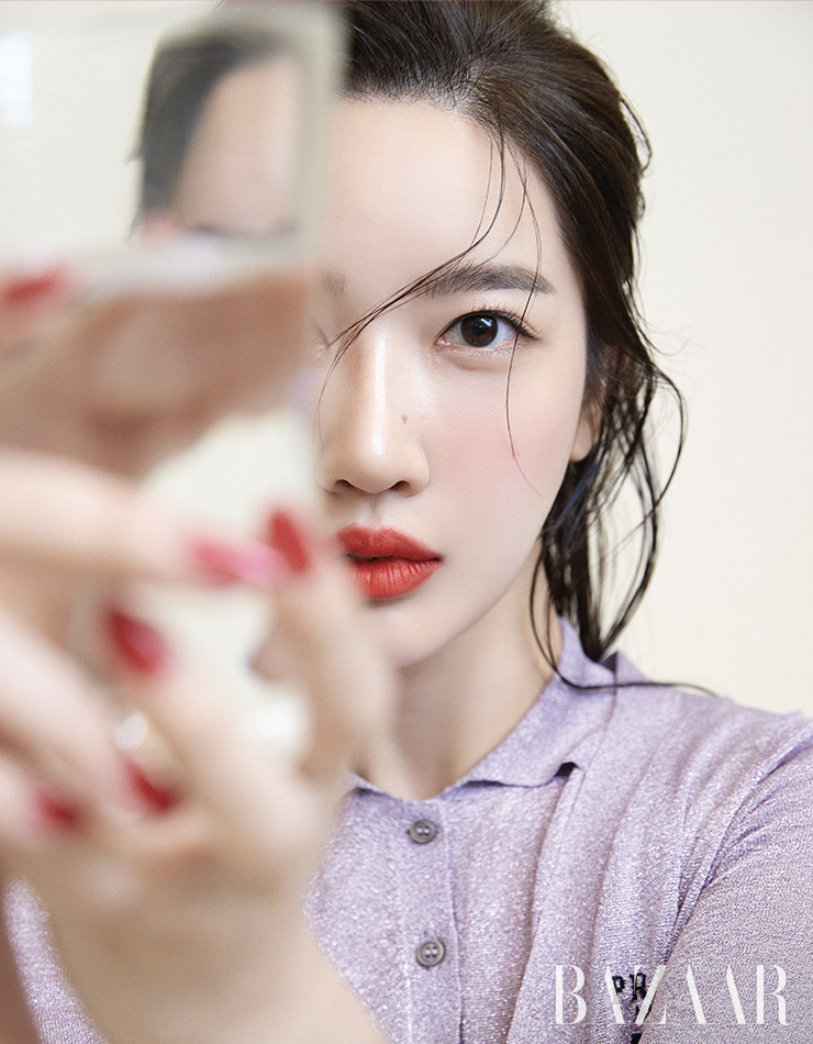 글리터 카디건은 Prada.  