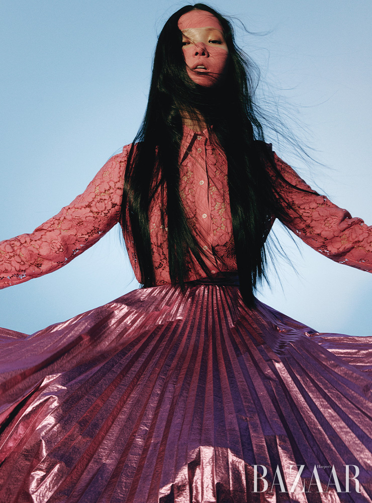 블라우스는 1백15만원 N°21. 스커트는 1백45만원 Christopher Kane by My Boon.