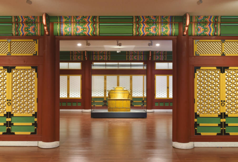 대한제국 황제를 상징하는 황색으로 칠하고 모서리마다 금색 용머리를 끼운 어좌.