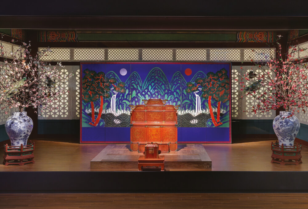 조선시대 왕권을 상징하는 붉은색의 어좌 뒤에 펼쳐져 있는 ‘일월오봉도’ 병풍.