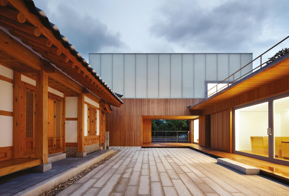 한옥과 양옥이 이질감 없이 어우러진 아름지기 2층.