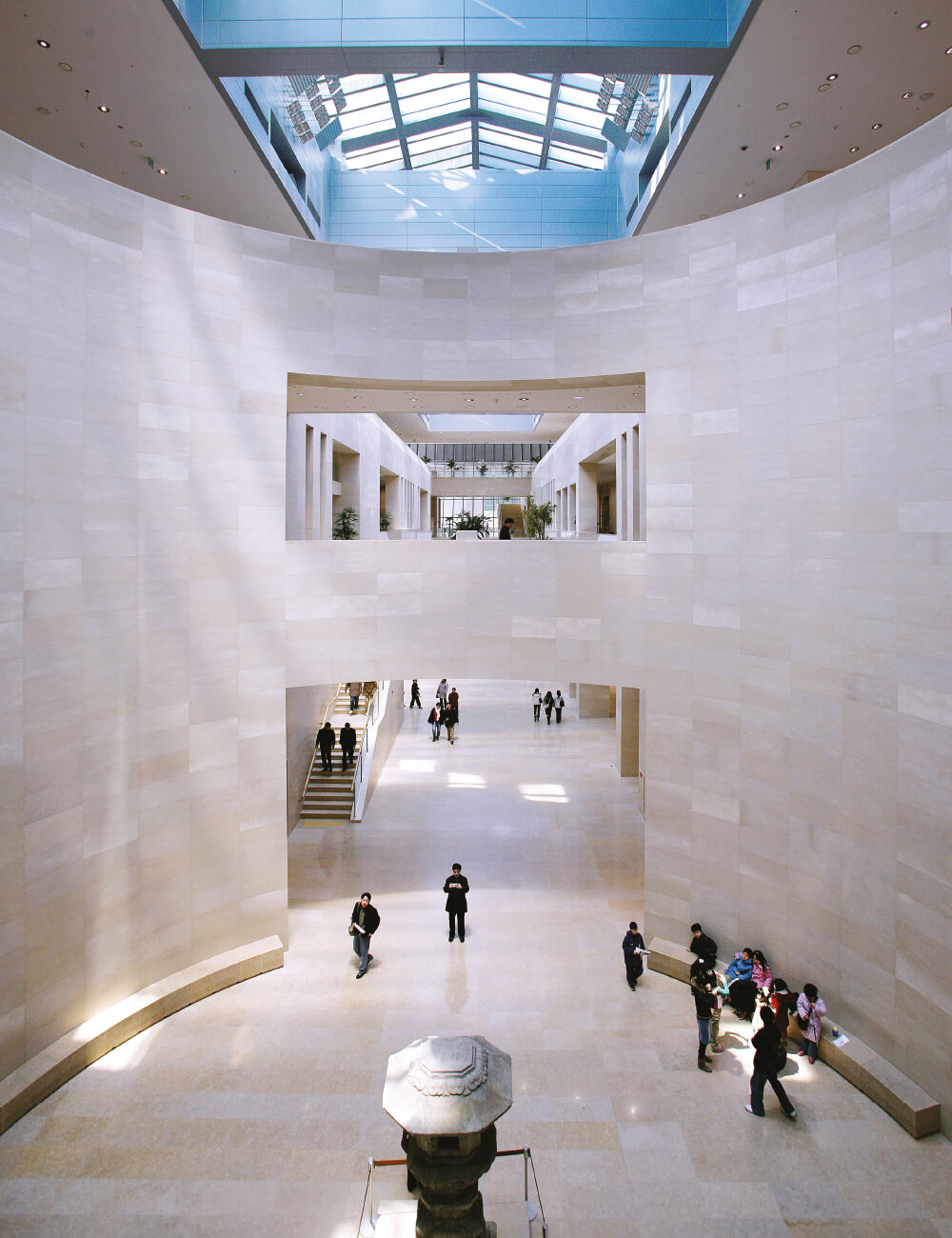 통일신라시대에 세워진 월광사 원랑선사 탑비와 고려시대 세워진 개성 경천사 터 10층석탑이 자리한 박물관 내 ‘역사의 길’.