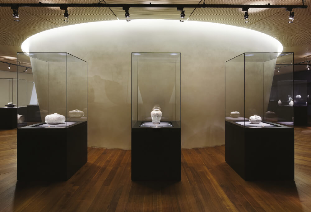 3층 전시실, 15~16세기에 한국에서만 제작된 분청사기를 모아 놓은 부분.