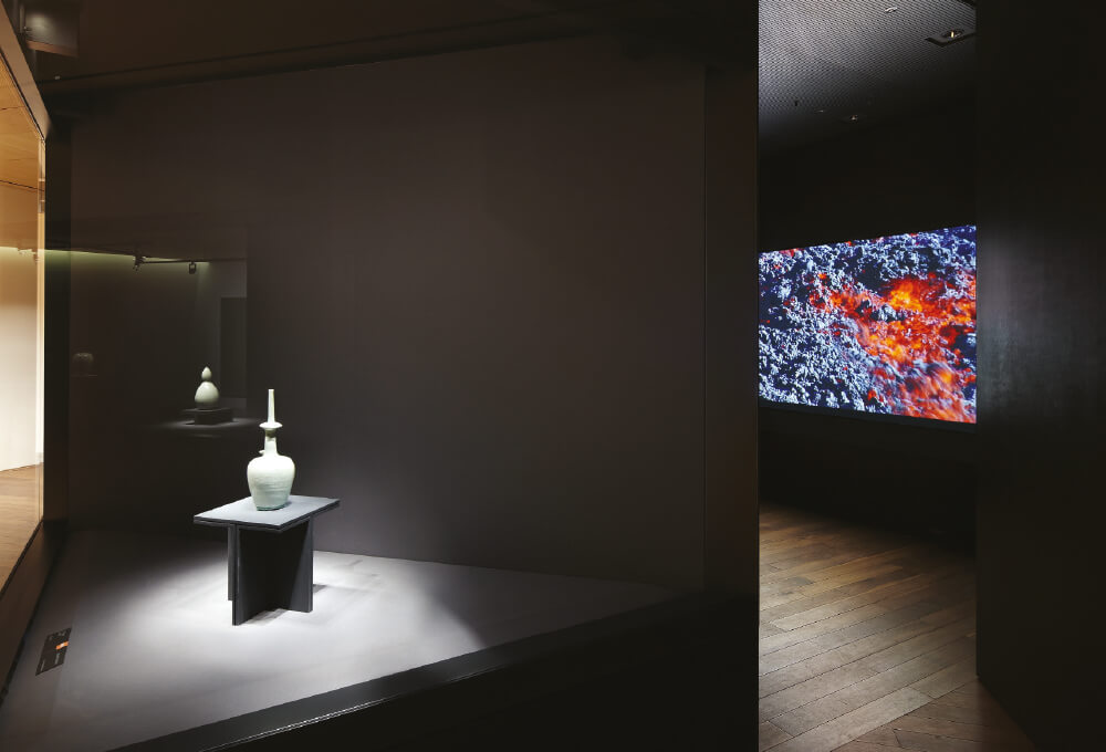 4층 전시실, 12세기에 제작된 청자정병 안쪽에는 과테말라 활화산에서 촬영한 김수자의 영상 작품 ‘대지의 공기’(2009)를 만날 수 있다.