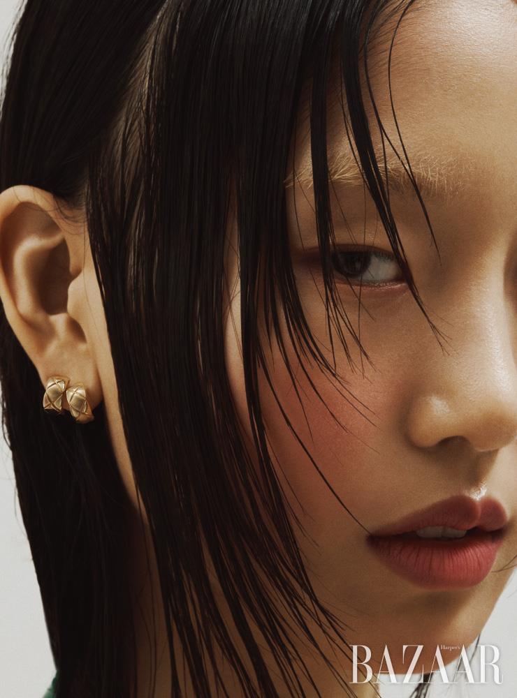 퀼팅 모티프가 돋보이는 옐로 골드 ‘코코 크러쉬’ 이어링은 Chanel Fine Jewelry.