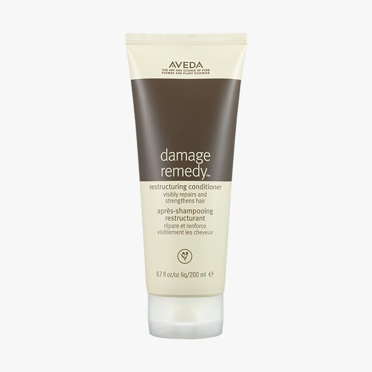 Aveda 데미지 레미디™ 리스트럭처링 컨디셔너. 손으로 쉽게 빗어지지 않는 모발을 매끄럽고 부드럽게 만든다. 200ml 3만6천원.