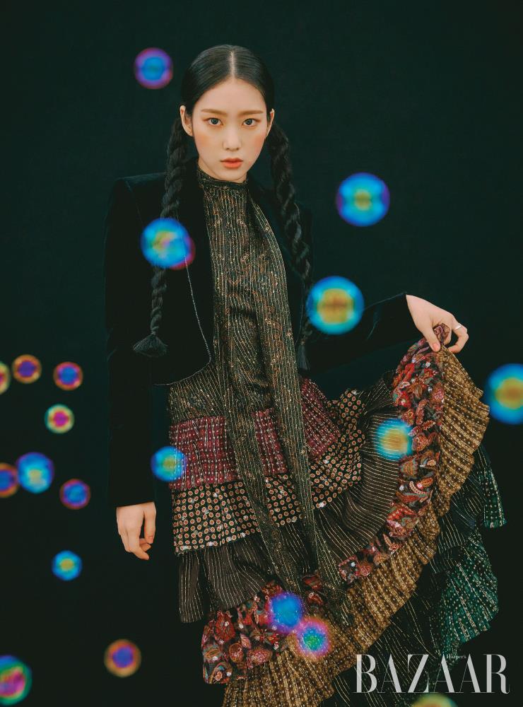 재킷, 원피스는 Celine.