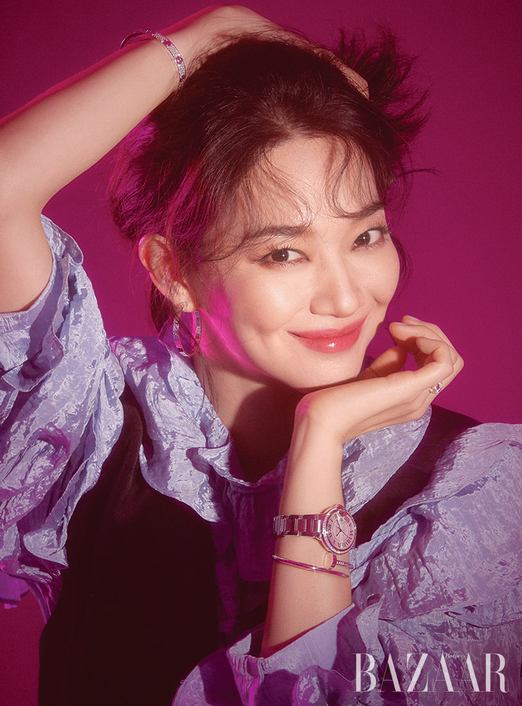 오른팔에 착용한 다이아몬드 세팅의 브레이슬릿과 후프 이어링은 모두 ‘러브’ 컬렉션, 왼팔에 착용한 ‘발롱 블루 드 까르띠에’ 스틸 주얼리 워치, ‘저스트 앵 끌루’ 브레이슬릿과 링은 모두 Cartier. 블라우스, 베스트는 Eenk.