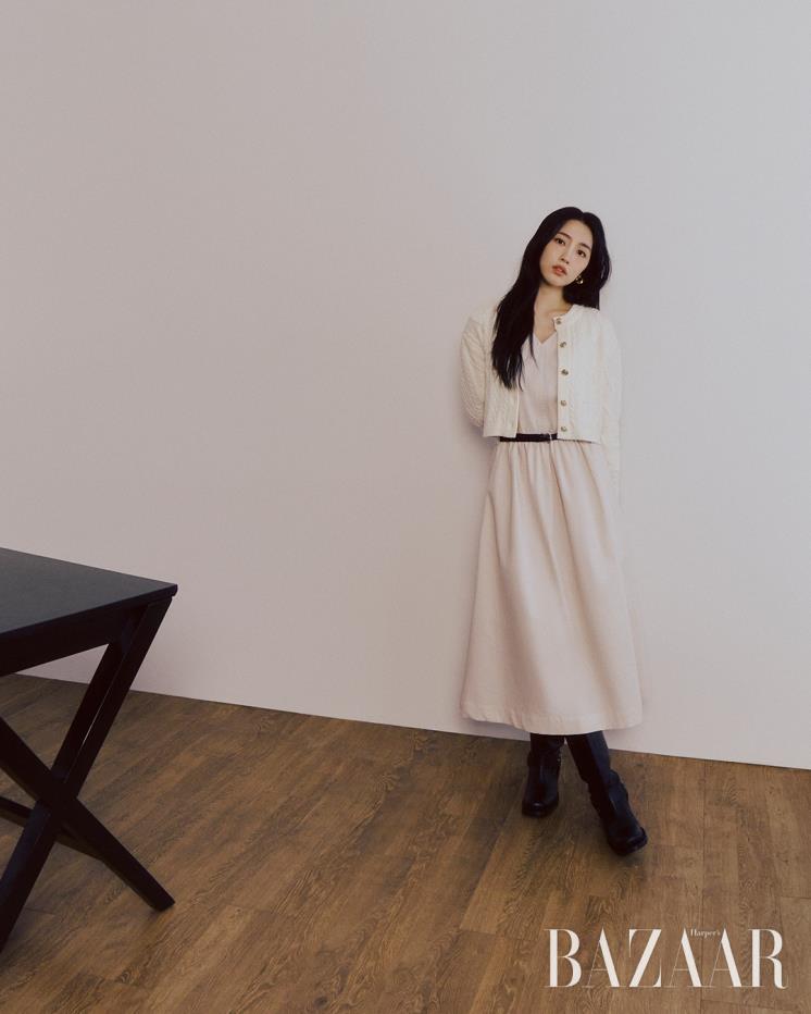 케이블 크롭트 니트 카디건은 23만9천원, 로 웨이스트 브이넥 원피스는 35만9천원, 크로커다일 레더 벨트는 7만9천원 모두 On&On. 