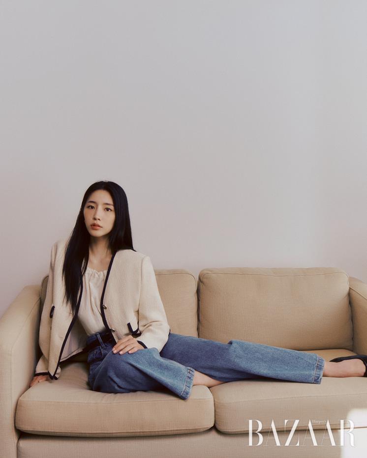 브이넥 노 칼라 재킷은 39만9천원, 타이 셔링 블라우스는 23만9천원, 와이드 루즈 핏 데님 팬츠는 23만9천원 모두 On&On.