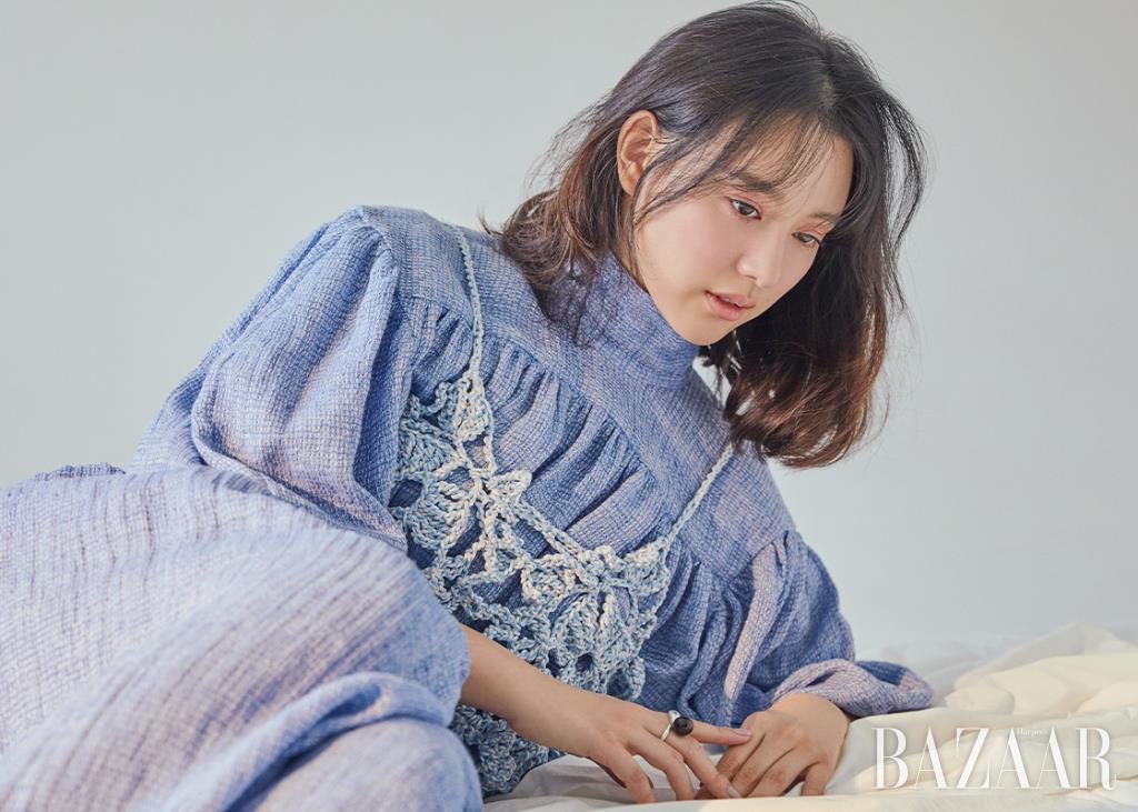 드레스, 크로셰 뷔스티에는 모두 Eenk. 검지와 중지에 착용한 반지는 모두 Cos.