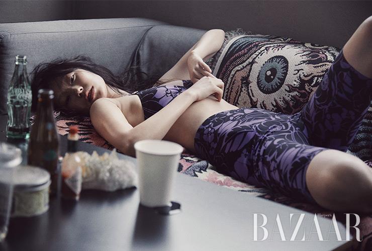 프린트 비키니 톱, 바이크 쇼츠는 Chanel.