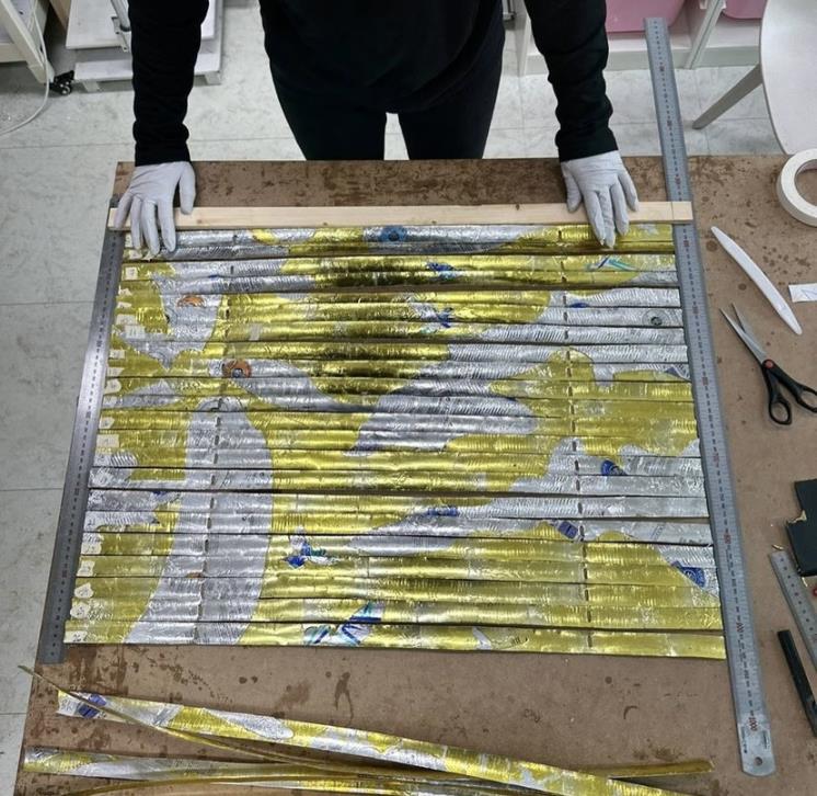 솔리드를 한 줄씩 이어붙여 전동 블라인드의 모양을 만들었다. 프로방스 풍경까지 엿볼 수 있다.