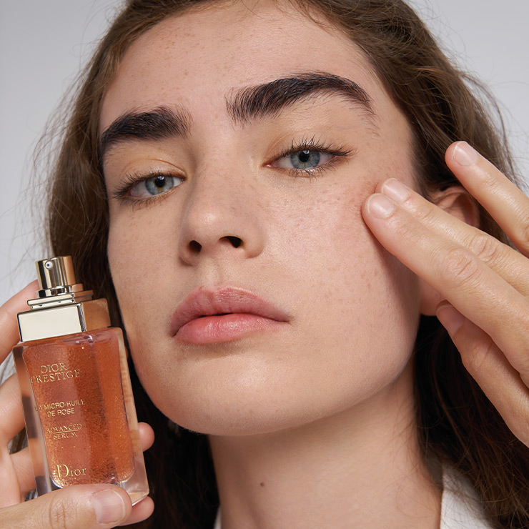 모델이 바른 제품은 디올 ‘프레스티지 마이크로-륄 드 로즈 어드밴스드 세럼’.